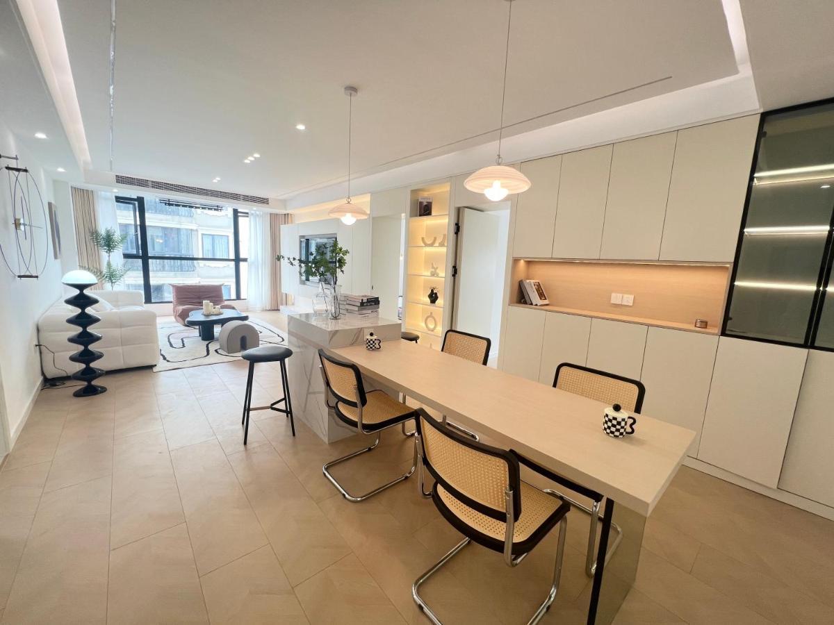 Three Bedroom Near Xintiandi Apartemen *